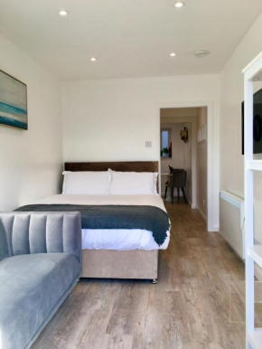 Harbour Top Studio - with parking